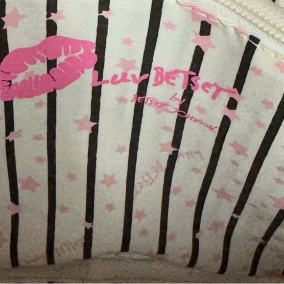 Betsey Johnson pink & black,fur Heart Backpack,adorable pink fur key chain - Picture 10 of 12